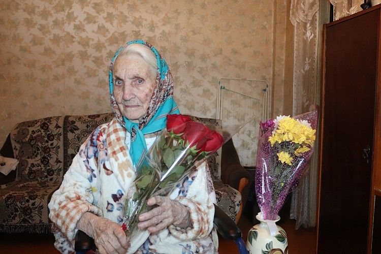 В Демском районе труженицу тыла поздравили с 95-летием