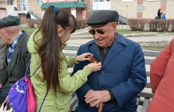 Волонтеры подростковых клубов в Черниковке приняли участие в акции «Георгиевская ленточка»