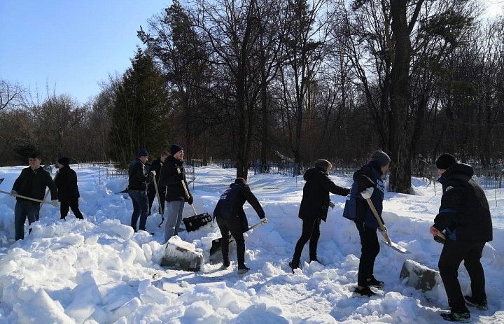 Студенты провели субботник на Сергиевском кладбище