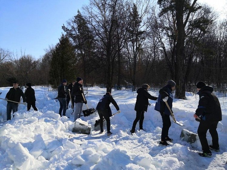 Студенты провели субботник на Сергиевском кладбище