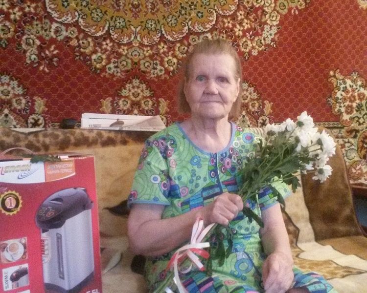 Сотрудники Комплексного центра Калининского района поздравляют ветеранов на дому