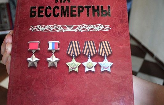 Рамиль Хакимов вручил комплект книг ветеранам