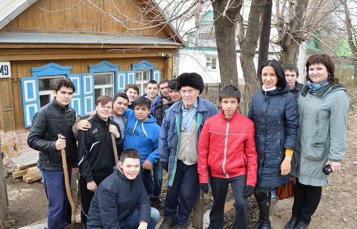 В поселке Тимашево тимуровцы помогают ветеранам Великой Отечественной войны