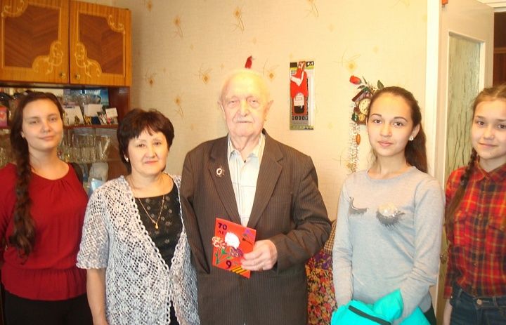 Волонтеры Октябрьского района поздравили ветеранов на дому