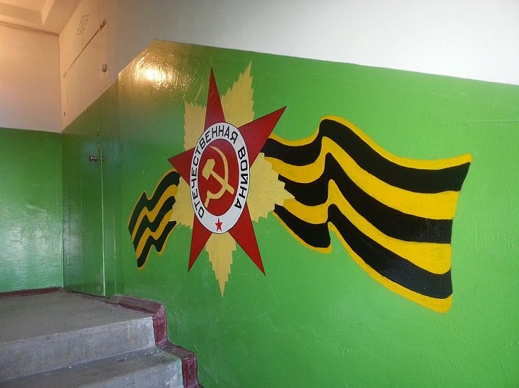 Калининцы украсили подъезды ветеранов рисунками на тему Дня Победы