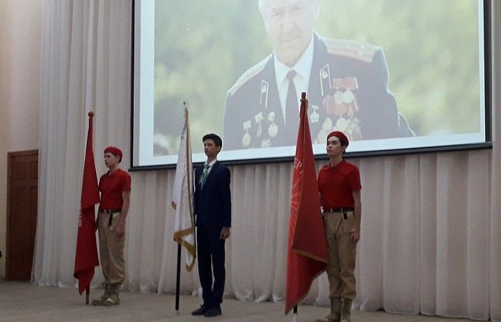 В Советском районе продолжается торжественная передача знамен