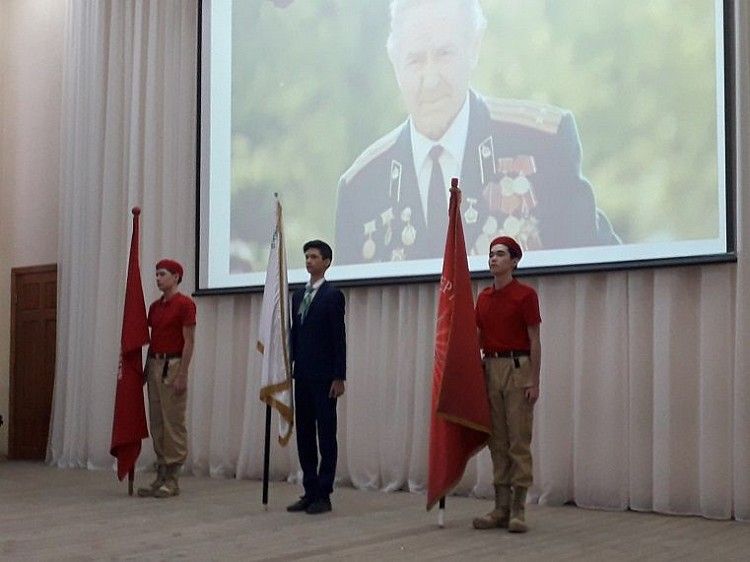 В Советском районе продолжается торжественная передача знамен