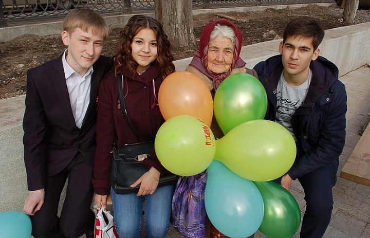 Фоторепортаж с акции "Георгиевская ленточка" в Орджоникидзевском районе