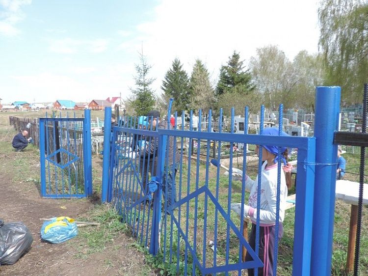 В Октябрьском районе Уфы состоялась акция по уборке мест захоронения участников Великой Отечественной войны