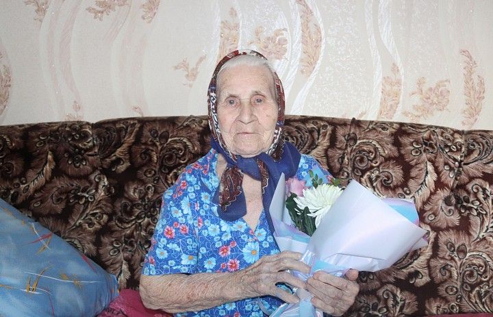 Труженицу тыла Демского района поздравили с 95-летием