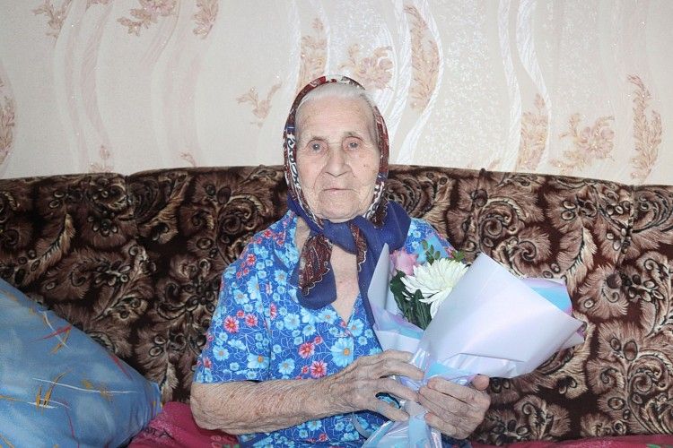 Труженицу тыла Демского района поздравили с 95-летием